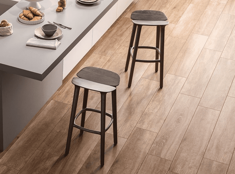 Pavimentazione Gres Porcellanato Effetto Legno: Caratteristiche, Costi, Vantaggi e Svantaggi delle Piastrelle Finto Legno!