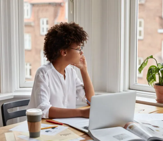 Lavorare da Casa se Vivi in Condominio: Quali Regole Devi Rispettare? lavorare-da-casa-se-vivi-in-condominio